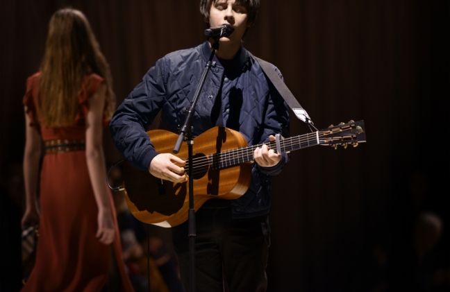 jake-bugg-performing-live-at-the-burberry-womenswear-february-2016-show_003
