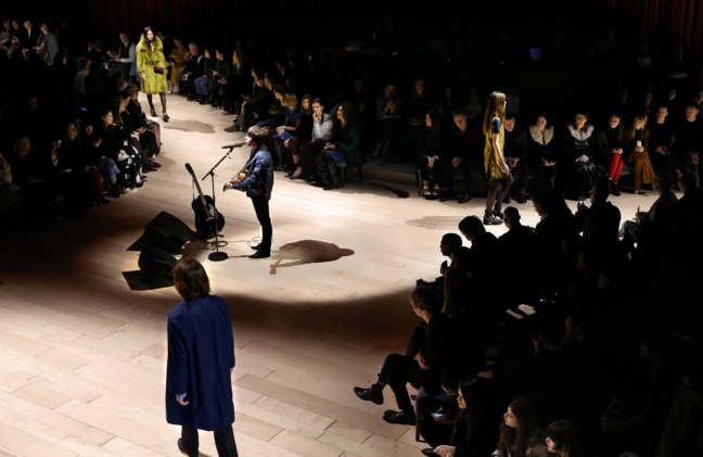 jake-bugg-performing-live-at-the-burberry-womenswear-february-2016-show_005