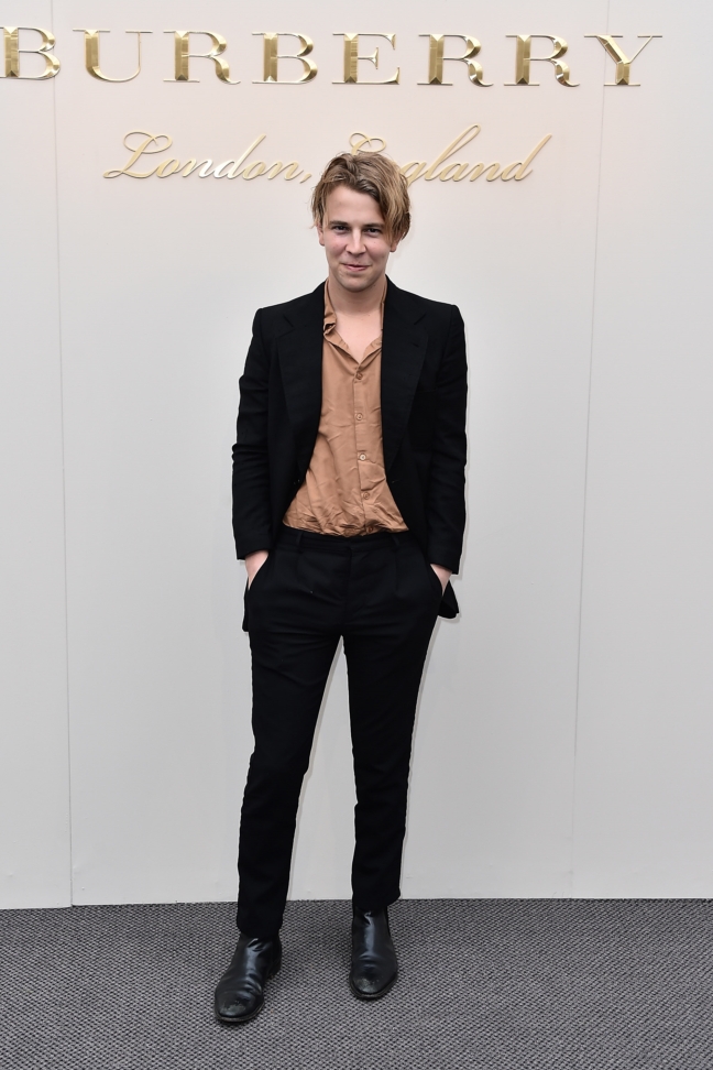 tom-odell-wearing-burberry-at-the-burberry-womenswear-february-2016-show_001
