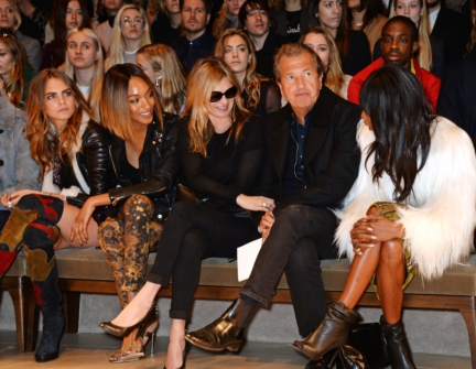 cara-delevingne-jourdan-dunn-kate-moss-mario-testino-and-naomi-campbell-on-the-front-row-of-the-burberry-womenswear-autumn_winter-2015-sho_001