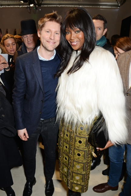 christopher-bailey-and-naomi-campbell-backstage-at-the-burberry-womenswear-autumn_winter-2015-show