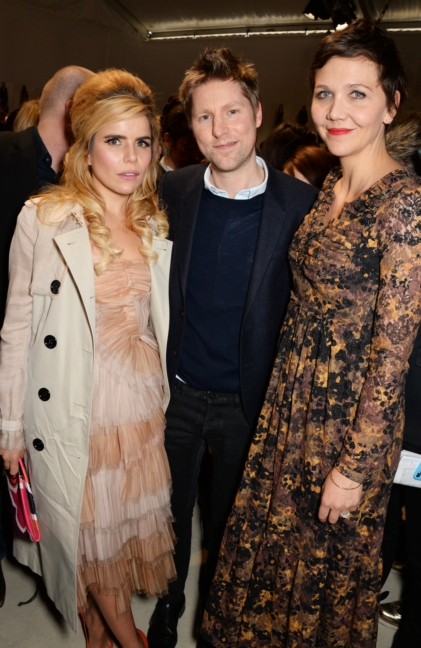 christopher-bailey-paloma-faith-and-maggie-gyllenhaal-backstage-at-the-burberry-womenswear-autumn_winter-2015-show