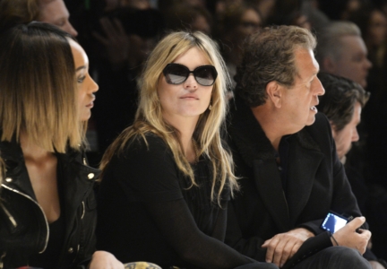 kate-moss-wearing-burberry-at-the-burberry-womenswear-autumn_winter-2015-show