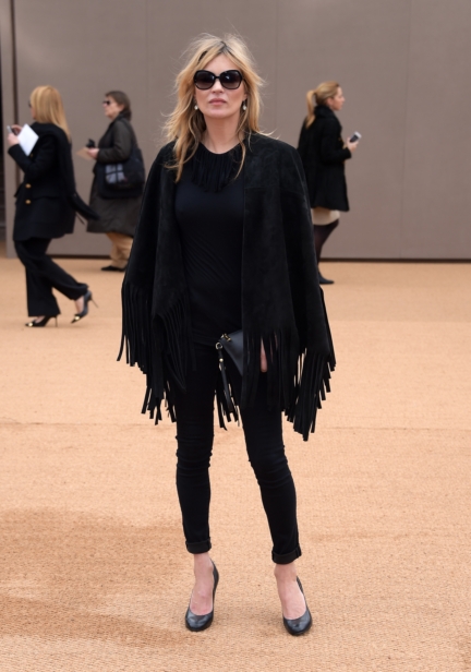 kate-moss-wearing-burberry-at-the-burberry-womenswear-autumn_winter-2015-showjpg