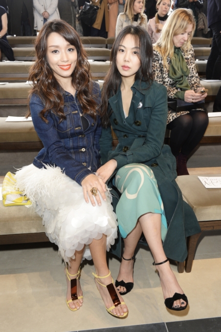 marion-caunter-and-kim-min-hee-wearing-burberry-at-the-burberry-womenswear-autumn_winter-2015-show