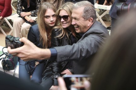 cara-delevingne-kate-moss-and-mario-testino-on-the-front-row-of-the-burberry-prorsum-spring_summer-2015-sho_001