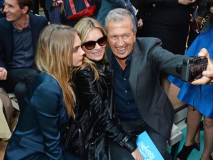 cara-delevingne-kate-moss-and-mario-testino-on-the-front-row-of-the-burberry-prorsum-spring_summer-2015-sho_004