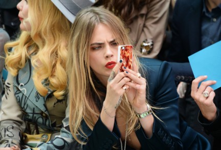 cara-delevingne-wearing-burberry-aw14-teal-blue-nail-varnish-on-the-front-row-of-the-burberry-prorsum-spring_summer-2015-show