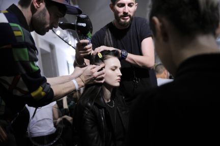 versace-backstage-milan-fashion-week-autumn-winter-2014-00005