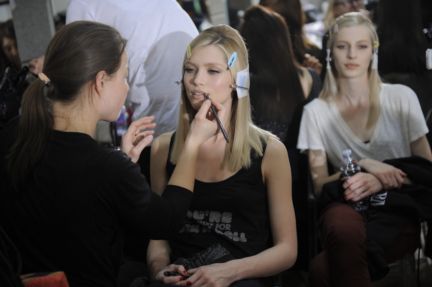 versace-backstage-milan-fashion-week-autumn-winter-2014-00011