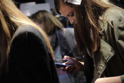 versace-backstage-milan-fashion-week-autumn-winter-2014-00014