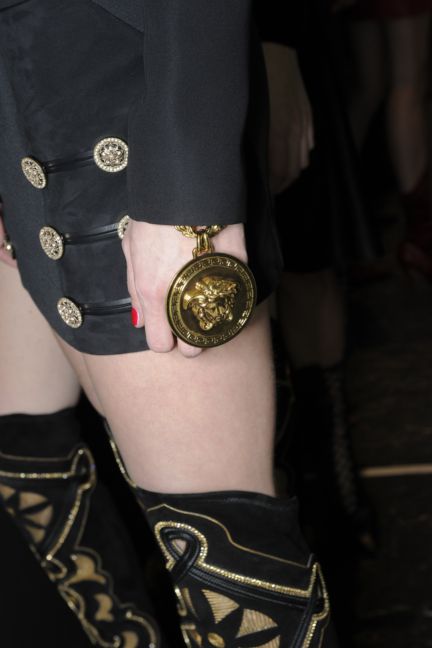 versace-backstage-milan-fashion-week-autumn-winter-2014-00051