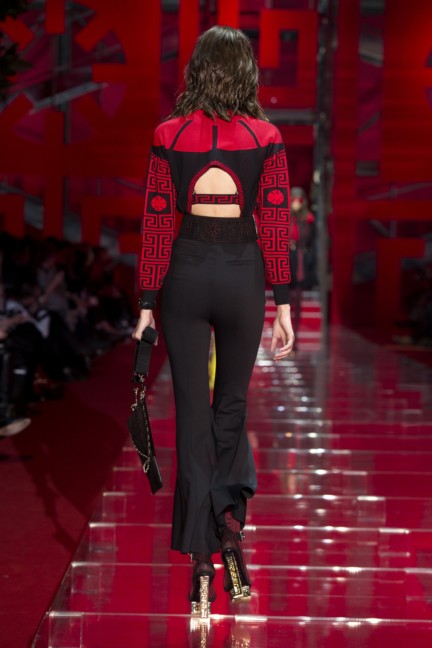 versace-milan-fashion-week-autumn-winter-2015-runway-back-13