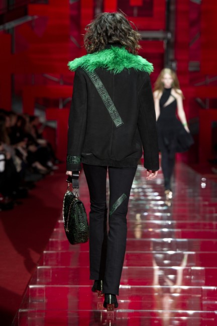versace-milan-fashion-week-autumn-winter-2015-runway-back-17
