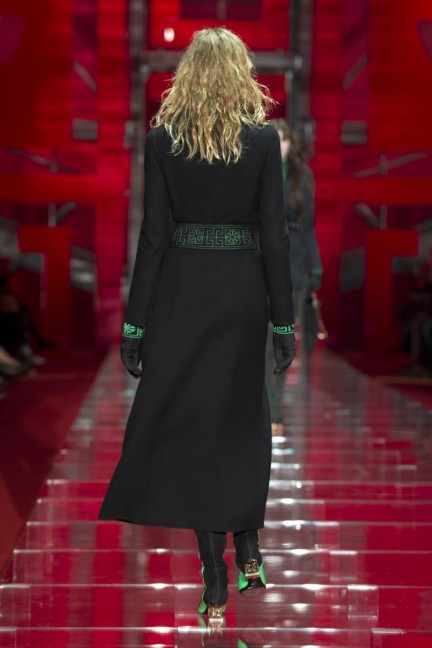 versace-milan-fashion-week-autumn-winter-2015-runway-back-2