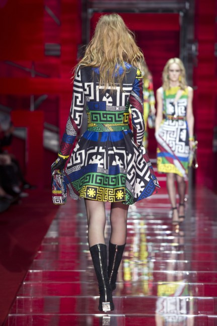 versace-milan-fashion-week-autumn-winter-2015-runway-back-20