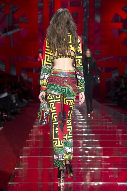 versace-milan-fashion-week-autumn-winter-2015-runway-back-22