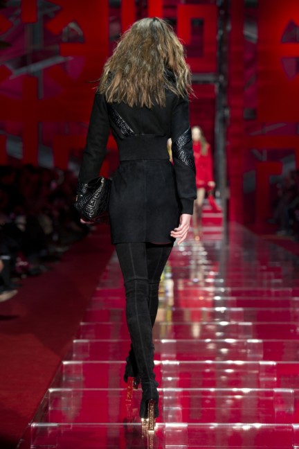 versace-milan-fashion-week-autumn-winter-2015-runway-back-23