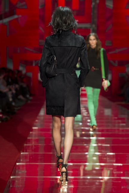 versace-milan-fashion-week-autumn-winter-2015-runway-back-26