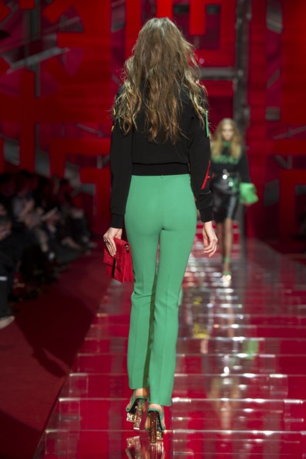 versace-milan-fashion-week-autumn-winter-2015-runway-back-28