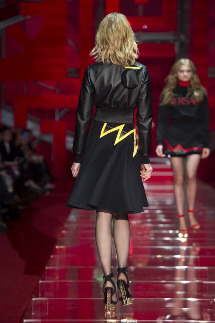 versace-milan-fashion-week-autumn-winter-2015-runway-back-30