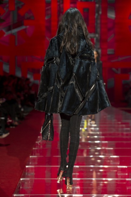 versace-milan-fashion-week-autumn-winter-2015-runway-back-35
