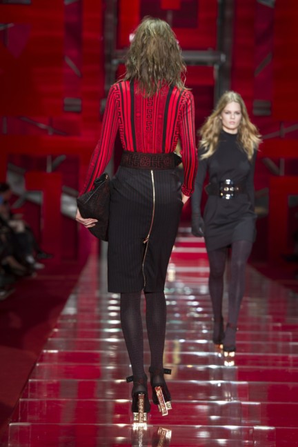 versace-milan-fashion-week-autumn-winter-2015-runway-back-5