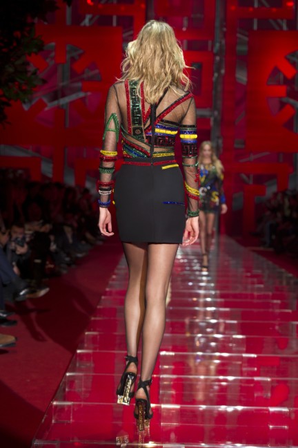 versace-milan-fashion-week-autumn-winter-2015-runway-back-51