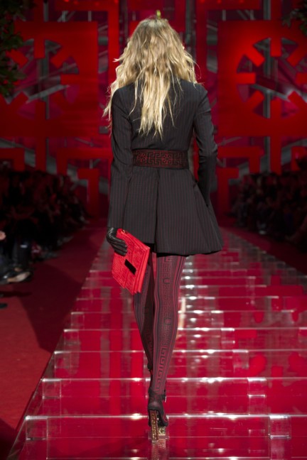 versace-milan-fashion-week-autumn-winter-2015-runway-back-7