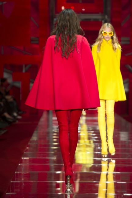versace-milan-fashion-week-autumn-winter-2015-runway-back-9