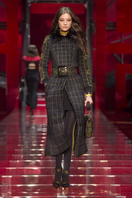 versace-milan-fashion-week-autumn-winter-2015-runway-front-15