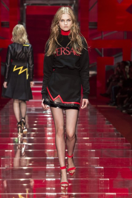 versace-milan-fashion-week-autumn-winter-2015-runway-front-31