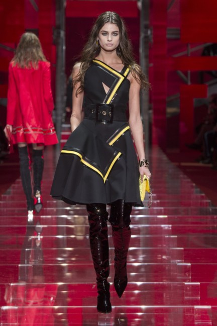 versace-milan-fashion-week-autumn-winter-2015-runway-front-33