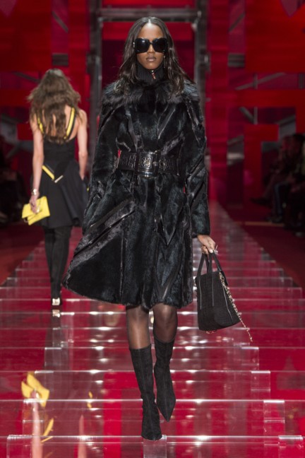 versace-milan-fashion-week-autumn-winter-2015-runway-front-34