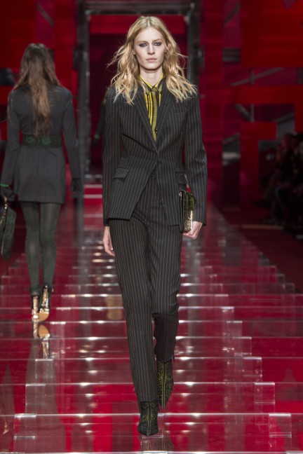 versace-milan-fashion-week-autumn-winter-2015-runway-front-4