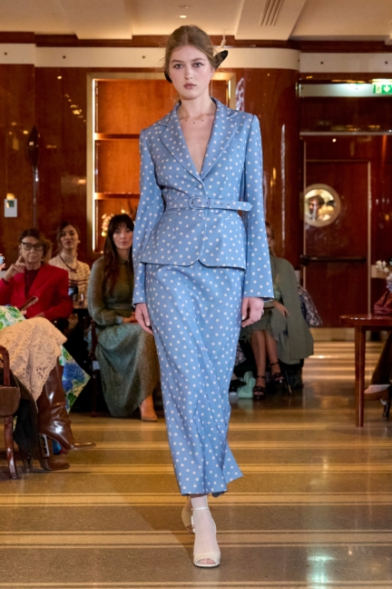 luisa-beccaria_f25_runway_001