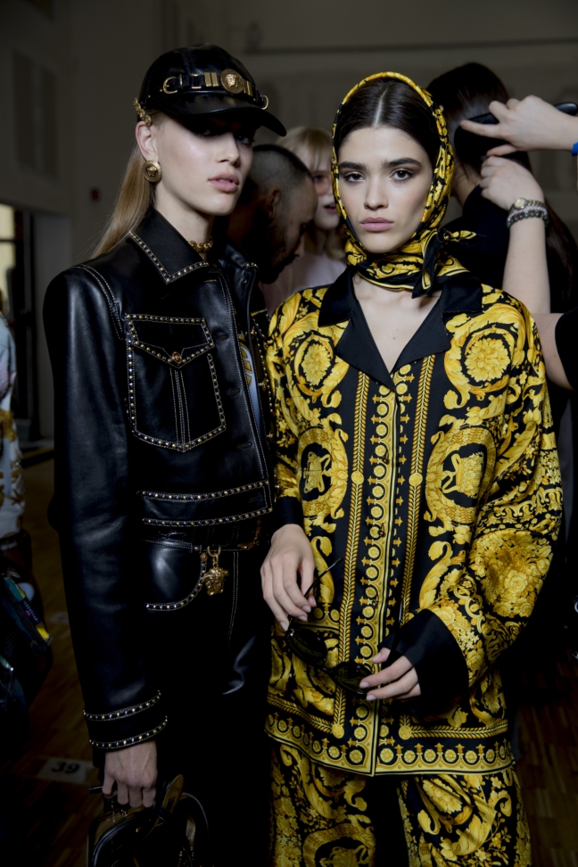 versace_women_ss18_backstage_kevin-tachman-21