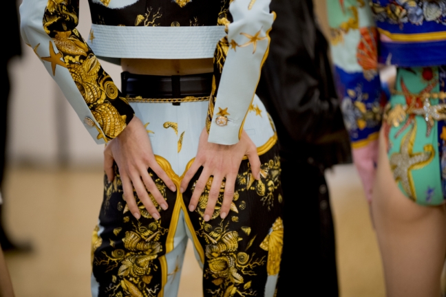 versace_women_ss18_backstage_kevin-tachman-50