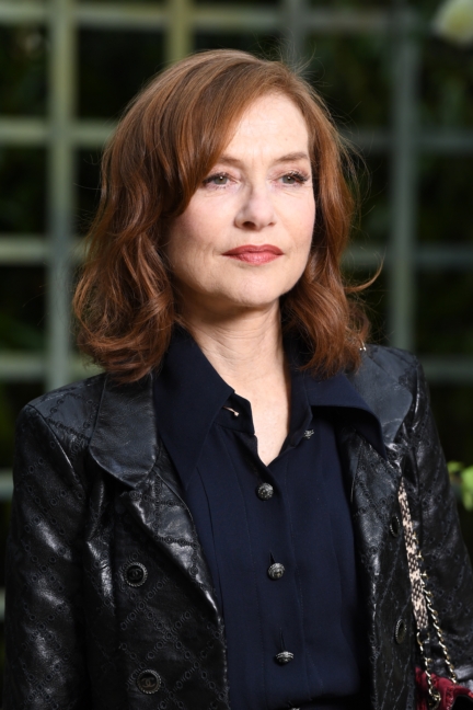 16_isabelle_huppert_spring-summer_2018_haute_couture_collection_1