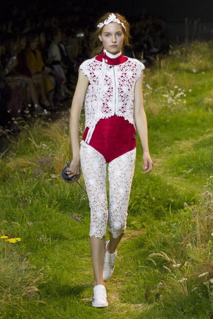 moncler-gamme-rouge-paris-fashion-week-2016-runway-32