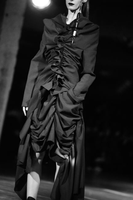 dsc_0877_yohji-yamamoto-femme-fw17_elise-toide