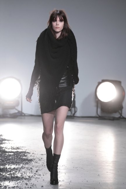 zadig-voltaire-catwalk-show-detail-paris-fashion-week-autumn-winter-2014-34