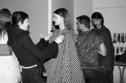 christian-wijnants-paris-fashion-week-autumn-winter-2015-backstage-22