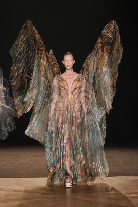 iris-van-herpen-aw-25-couture-2