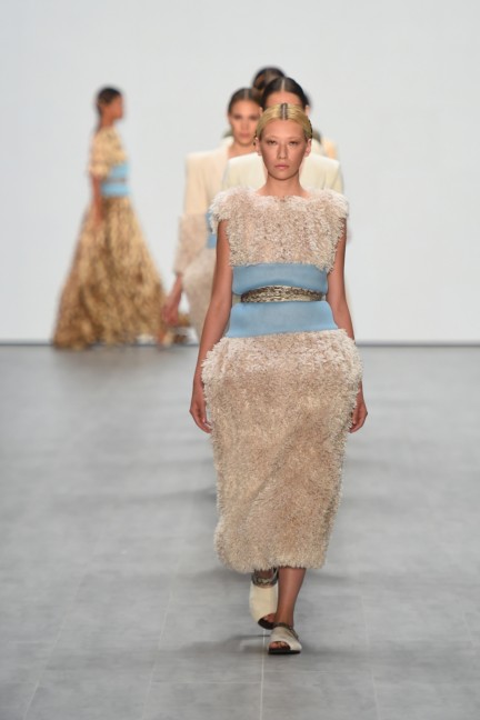 roshi-porkar-mercedes-benz-fashion-week-berlin-autumn-winter-2015-2