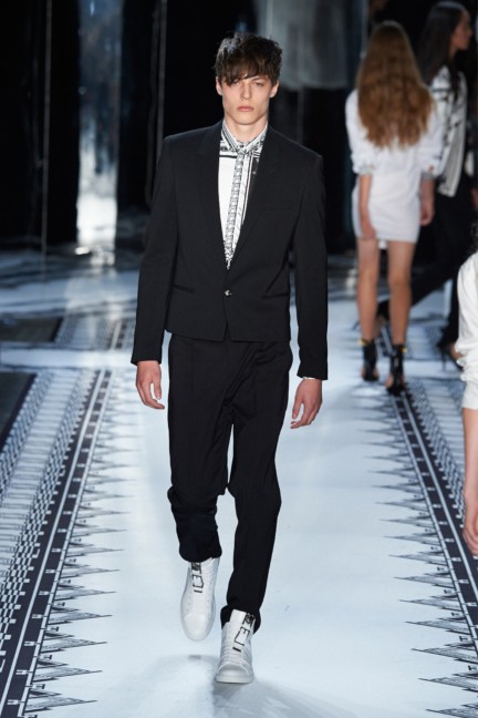 versus-versace-new-york-fashion-week-spring-summer-2015-catwalk-29