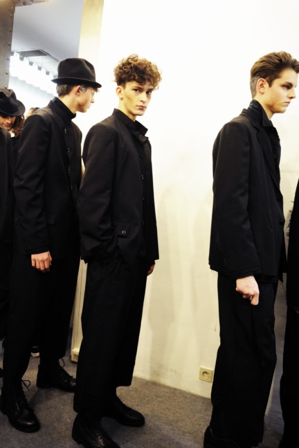 yohji-yamamoto-paris-mens-autumn-winter-2015-backstage-21