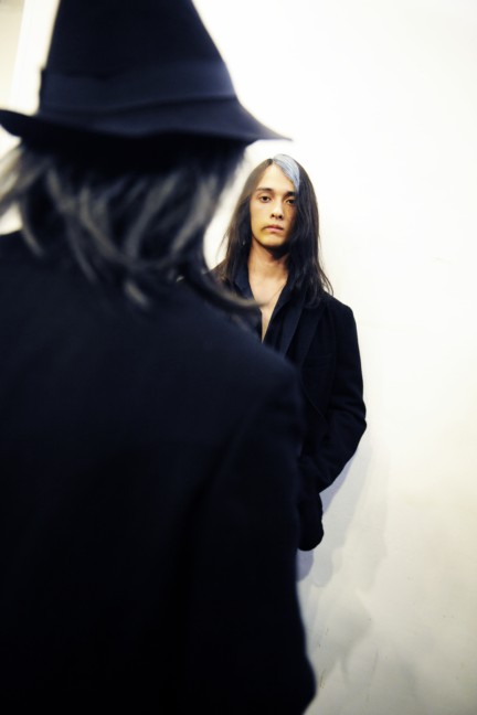 yohji-yamamoto-paris-mens-autumn-winter-2015-backstage-33