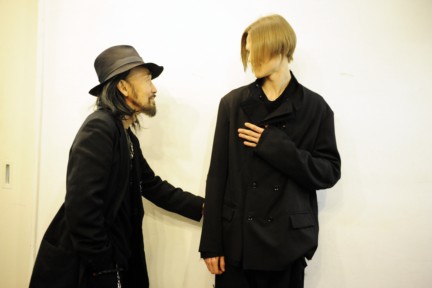 yohji-yamamoto-paris-mens-autumn-winter-2015-backstage-4