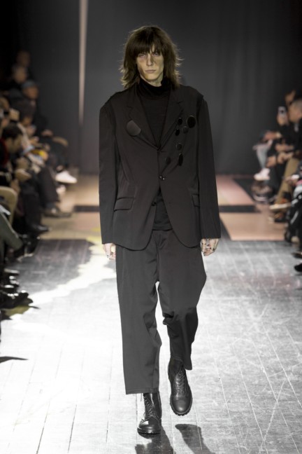 yohji-yamamoto-paris-mens-autumn-winter-2015-runway-2